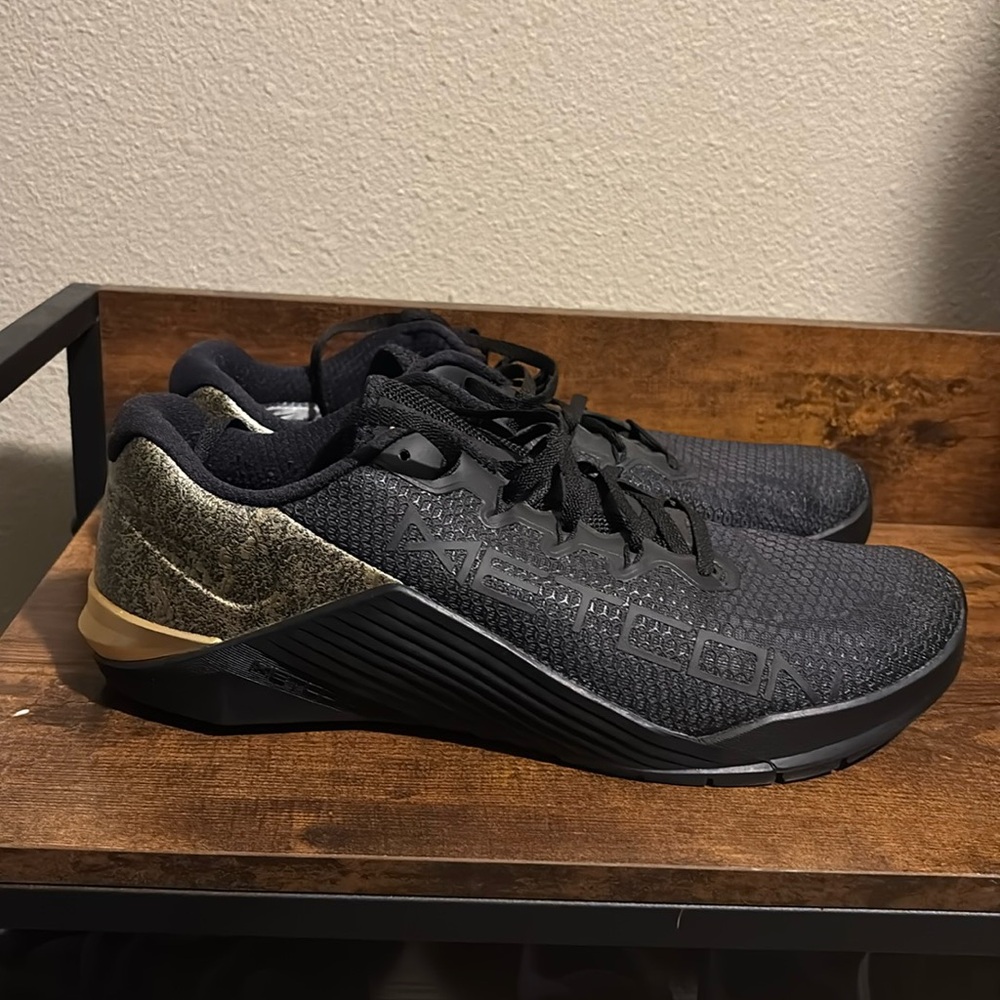 Nike Metcon 5 X Black Gold Men's Size 10 1/2. NEW no box